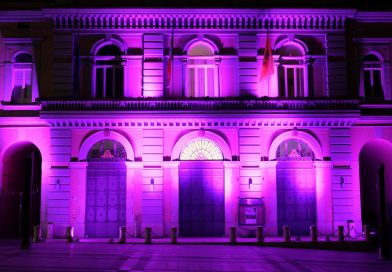Il teatro Stabile a Potenza annuncia il Giro d’Italia illuminandosi di rosa.